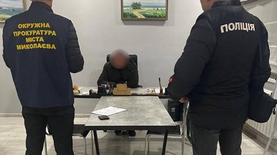 Правоохоронці під час затримання підозрюваного керівника КП Григорій Патока