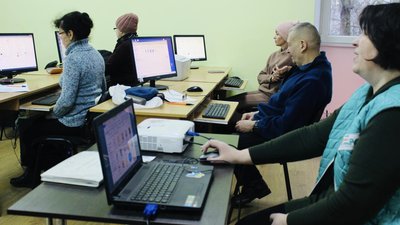 Не боятися комп'ютера: літніх житомирян та переселенців навчають основам комп'ютерної грамотності Не боятися комп'ютера: літніх житомирян та переселенців навчають основам комп'ютерної грамотності