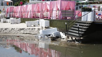 Наслідки зливи в Одесі: вода розмила дорогу в Аркадії та зруйнувала настил Наслідки зливи в Одесі: вода розмила дорогу в Аркадії та зруйнувала настил
