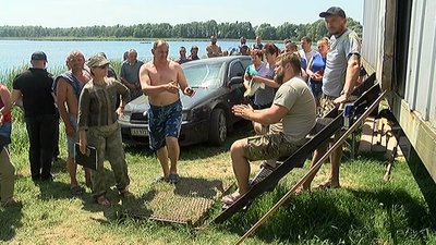 "Не дозволяє купатись та рибалити". На Сумщині селяни конфліктують з орендарем ставка "Не дозволяє купатись та рибалити". На Сумщині селяни конфліктують з орендарем ставка