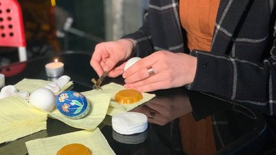 У Тернополі переселенців вчать писати писанки У Тернополі переселенців вчать писати писанки