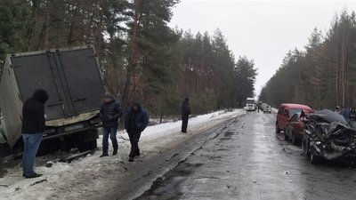 ДТП з травмованими на Харківщині: у поліції повідомили, як зіткнулися п'ять машин ДТП з травмованими на Харківщині: у поліції повідомили, як зіткнулися п'ять машин