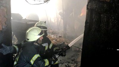 В Одесі горів двоповерховий склад на площі 150 квадратних метрів В Одесі горів двоповерховий склад на площі 150 квадратних метрів