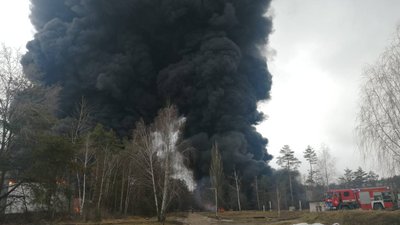 У Чернігові росіяни обстріляли нафтобазу У Чернігові росіяни обстріляли нафтобазу