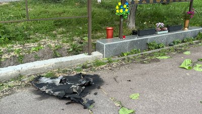 Через влучання дрона у Шостці пошкоджена Алея загиблих героїв. Поранено жінку та дитину