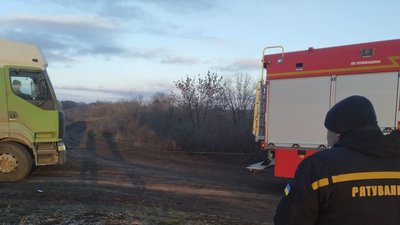 На Одещині рятувальники вилучали з кюветів вантажівки На Одещині рятувальники вилучали з кюветів вантажівки