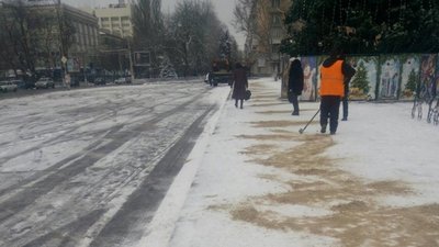 Комунальники у Херсоні працювали усю ніч, щоб встигнути до ранку обробити небезпечні ділянки