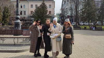 Міжнародний день щастя: у Тернополі роздали 100 наборів печива