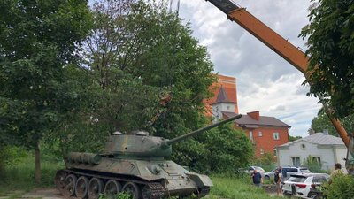 Із парку Тернополя забрали радянську військову техніку