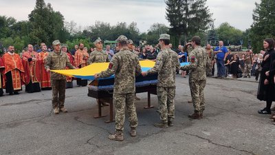 У Тернополі попрощалися з бійцем Володимиром Блажківим У Тернополі попрощалися з бійцем Володимиром Блажківим