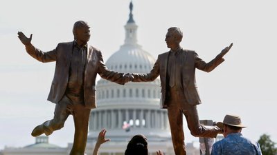 Статуя Трампа з Епштейном