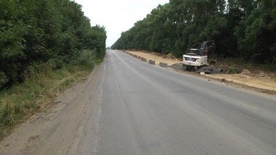 Землю з ремонту міжнародної магістралі планували вивозити в інше місце, але потім домовилися про господарський двір у селі Подільське. Фото: Суспільне. Землю з ремонту міжнародної магістралі планували вивозити в інше місце, але потім домовилися про господарський двір у селі Подільське. Фото: Суспільне.