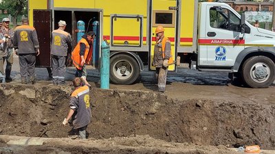 На місці ракетного удару РФ по Харкову працюють комунальники: пошкоджена теплотраса На місці ракетного удару РФ по Харкову працюють комунальники: пошкоджена теплотраса