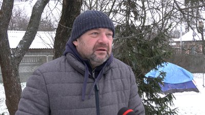 У Чернігові жінка в -10 живе в наметі на вулиці У Чернігові жінка в -10 живе в наметі на вулиці