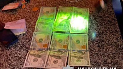 Прикарпатські поліцейські спіймали на хабарі голову та начальника відділу ОТГ Прикарпатські поліцейські спіймали на хабарі голову та начальника відділу ОТГ