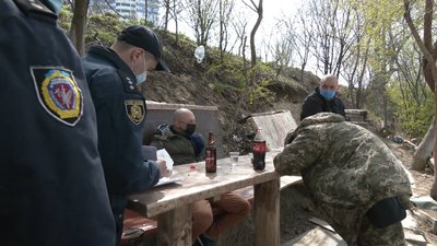 Рейд харківським гідропарком: хто продовжує гуляти лісосмугою Рейд харківським гідропарком: хто продовжує гуляти лісосмугою