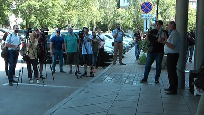 Мітинг під стінами ГУ нацполіції в Запорізькій області. Фото: Суспільне