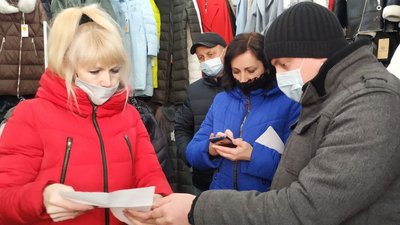 На Завокзальному ринку Луцька не працюють дві сотні невакцинованих працівників На Завокзальному ринку Луцька не працюють дві сотні невакцинованих працівників