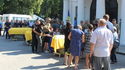 У Полтаві попрощалися із воїнами, які боронили Україну У Полтаві попрощалися із воїнами, які боронили Україну