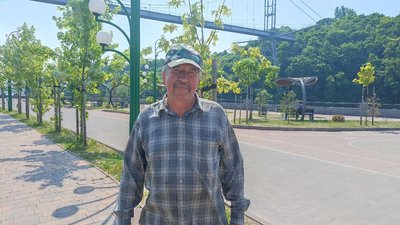 Плями на поверхні річки Тетерів – житомирські екологи взяли проби води Плями на поверхні річки Тетерів – житомирські екологи взяли проби води