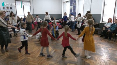 «Танці зі скрині»: рівнянам провели майстер-клас з автентичних танців