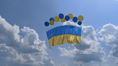 У бік окупованої території Донбасу запустили українські прапори У бік окупованої території Донбасу запустили українські прапори