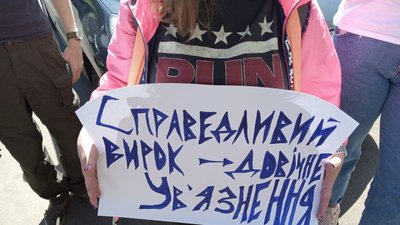 Справа стрілка з Житомирщини: люди прийшли під стіни суду – вимагають довічне ув'язнення Справа стрілка з Житомирщини: люди прийшли під стіни суду – вимагають довічне ув'язнення