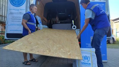 "Наче землю вивертало": жителі пошкоджених квартир розповіли про російський удар по Сумах "Наче землю вивертало": жителі пошкоджених квартир розповіли про російський удар по Сумах