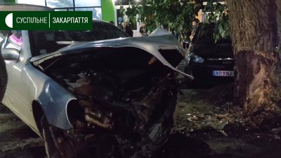 Зіткнувся з деревом та припаркованим авто: в Ужгороді — ДТП на вулиці Минайській