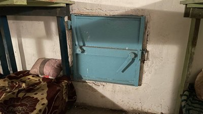Дерев'яні лежанки у сховищі та лаз Дерев'яні лежанки у сховищі та лаз