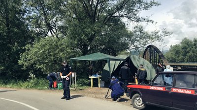 Блокпост на в'їзд та виїзд встановили у Ворочеві: всім міряють температуру Блокпост на в'їзд та виїзд встановили у Ворочеві: всім міряють температуру