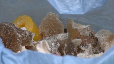 У Рівному волонтери збирають матеріали для окопних свічок. Як їх виготовляють У Рівному волонтери збирають матеріали для окопних свічок. Як їх виготовляють