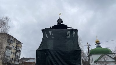 Біля пам’ятника на місці відпочинку Петра І у Полтаві встановили риштування Біля пам’ятника на місці відпочинку Петра І у Полтаві встановили риштування