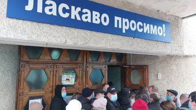 "Вакцинуюся, бо "приперло": репортаж з центрів вакцинації у Франківську