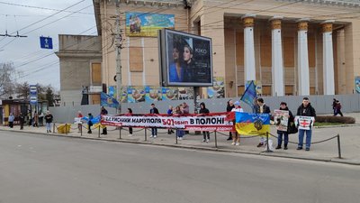 "Світ має знати, що їх там катують": у Вінниці пройшла мирна акція на підтримку військовополонених "Світ має знати, що їх там катують": у Вінниці пройшла мирна акція на підтримку військовополонених