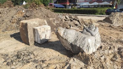 У Луцьку біля РАЦСу зносять постамент Бандері. Куди його перенесуть У Луцьку біля РАЦСу зносять постамент Бандері. Куди його перенесуть