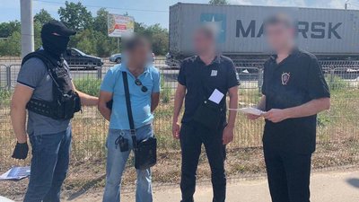 В Одеській області поліцейського затримали на хабарі в 1500 доларів В Одеській області поліцейського затримали на хабарі в 1500 доларів
