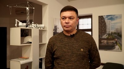 Чернігівці ходять по проїжджій частині, щоб пройти до світлофора: чи перенесуть будівельний паркан біля ринку? Чернігівці ходять по проїжджій частині, щоб пройти до світлофора: чи перенесуть будівельний паркан біля ринку?