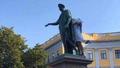 Одеського Дюка де Рішельє одягнули у вишиванку