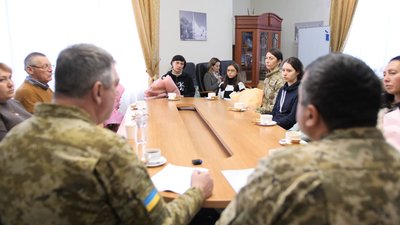 У Черкасах родинам загиблих прикордонників вручили ордени У Черкасах родинам загиблих прикордонників вручили ордени