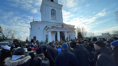У Полтаві прощаються із сімома захисниками України У Полтаві прощаються із сімома захисниками України