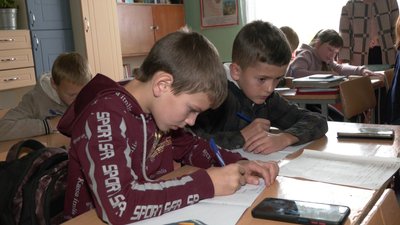 Буковинські п'ятикласники не мають друкованих підручників — як школярі навчаються за новою програмою НУШ Буковинські п'ятикласники не мають друкованих підручників — як школярі навчаються за новою програмою НУШ