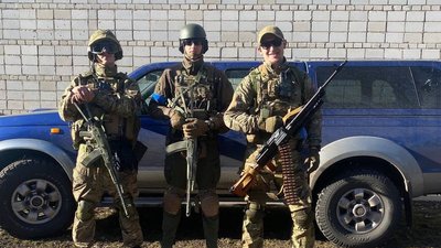Віктор з побратимами Віктор з побратимами