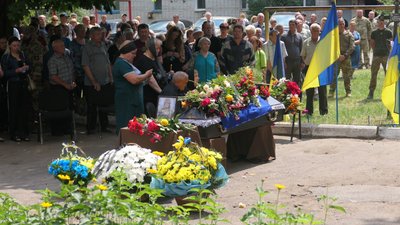 "Він для всієї Свеси був "наш Женя". На Шосткинщині попрощалися з воїном Євгеном Анікушиним "Він для всієї Свеси був "наш Женя". На Шосткинщині попрощалися з воїном Євгеном Анікушиним
