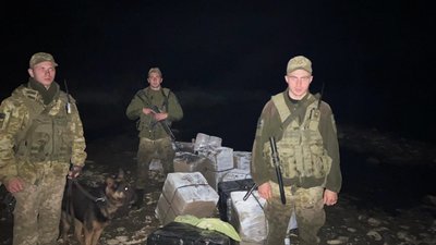 26 ящиків сигарет покинули контрабандисти на кордоні з Румунією