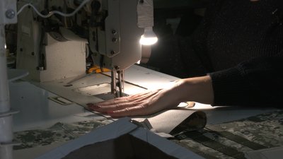 "Працюємо до перемоги". На Івано-Франківщині волонтери шиють каремати для бійців