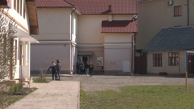 У Коломиї планують об'єднати дві школи. Батьки та вчителі проти У Коломиї планують об'єднати дві школи. Батьки та вчителі проти