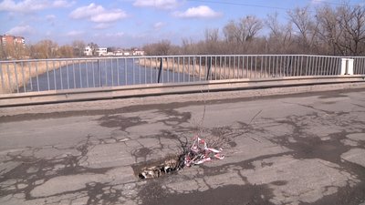 Гроші на ремонт шукають з 2017 року: у Слов’янську перекрили міст через провал на проїжджій частині Гроші на ремонт шукають з 2017 року: у Слов’янську перекрили міст через провал на проїжджій частині