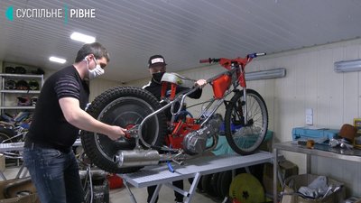 "Здоровенькі були": як карантинить та "рветься" на мототрек спідвеїст Марко Левішин