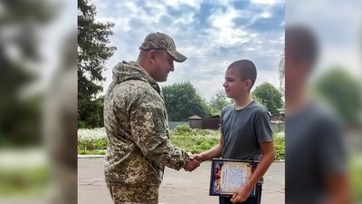 Натрапив на міну та організував біля неї варту до приїзду фахівців: на Чернігівщині нагородили школяра